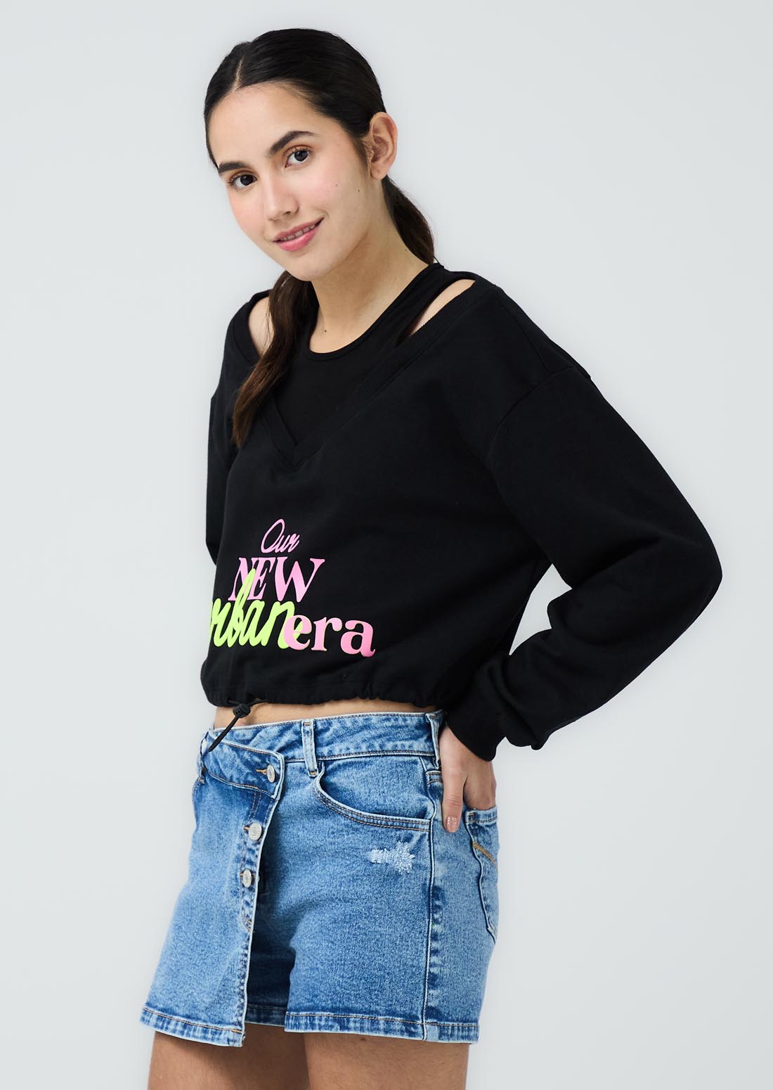 Buzo negro con frente estampado para jóvenes