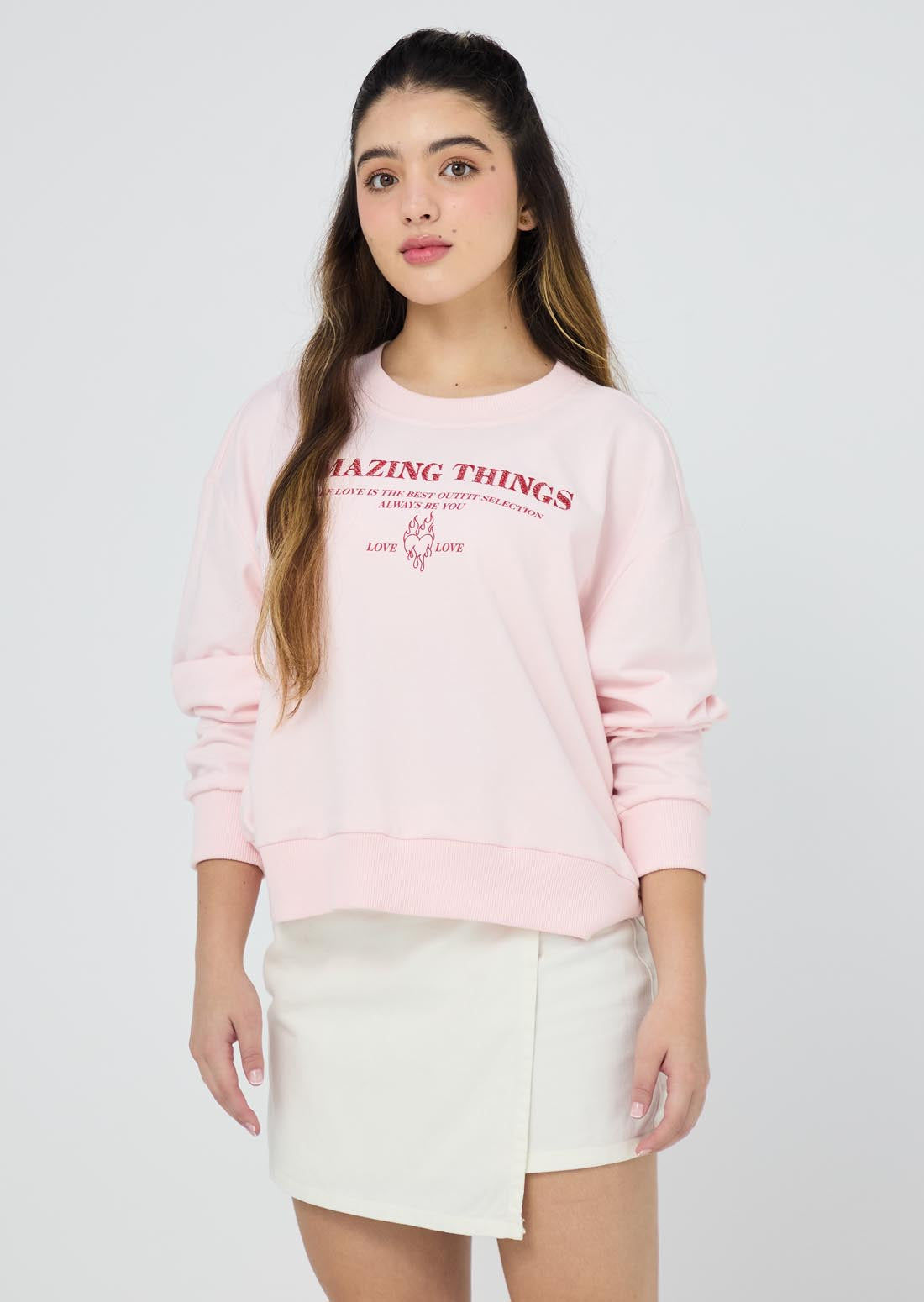 Buzo rosa pastel con bordado para jóvenes