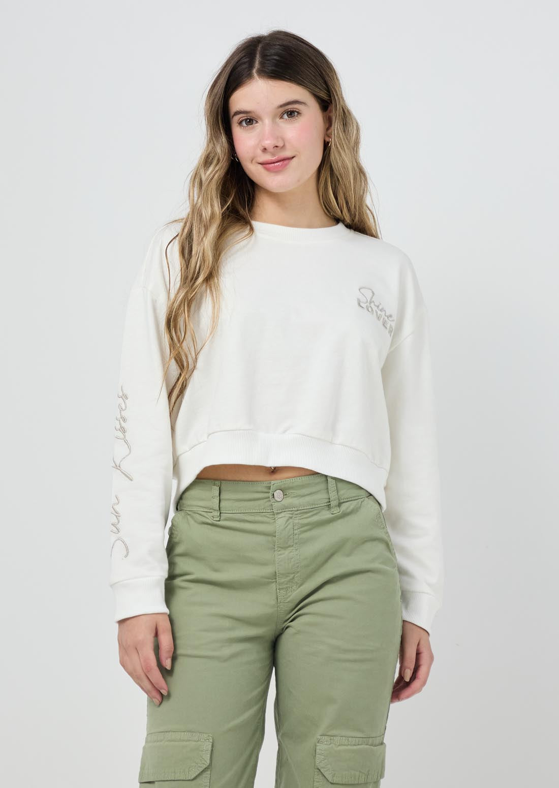 Buzo marfil con bordado en frente y manga para jóvenes