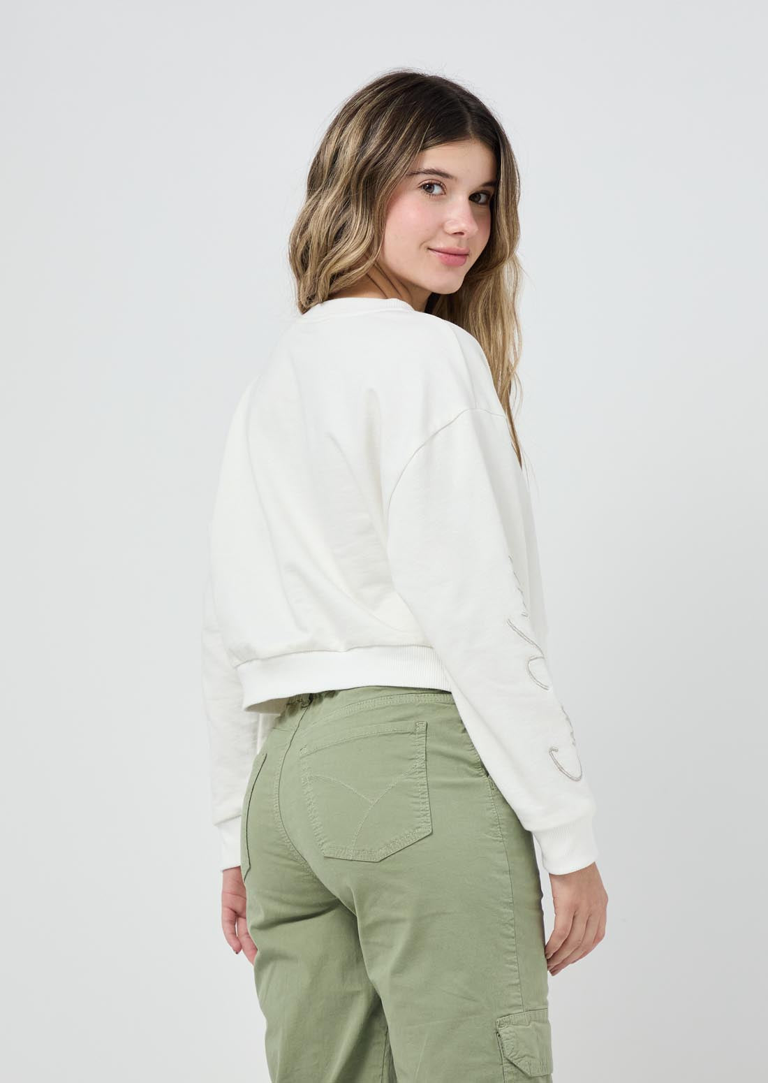 Buzo marfil con bordado en frente y manga para jóvenes