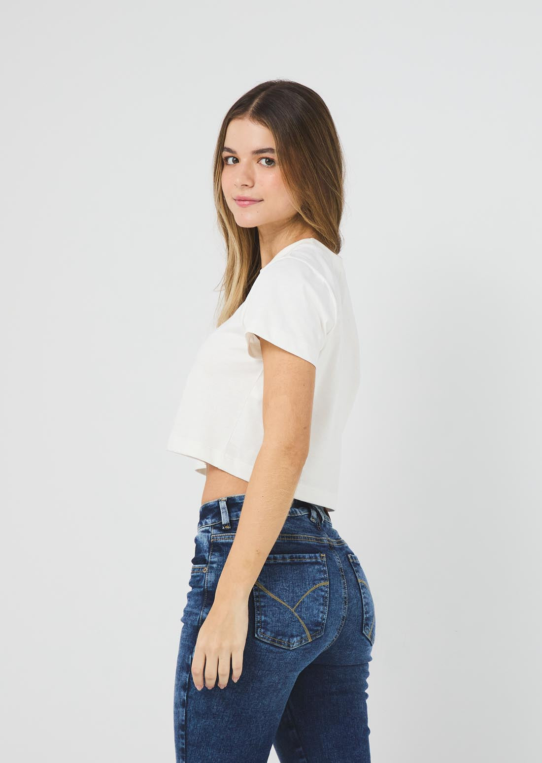 Camiseta marfil con cuello en rib para jóvenes