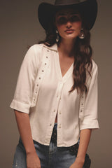 Camisa marfil con ojaletes en frente para mujer