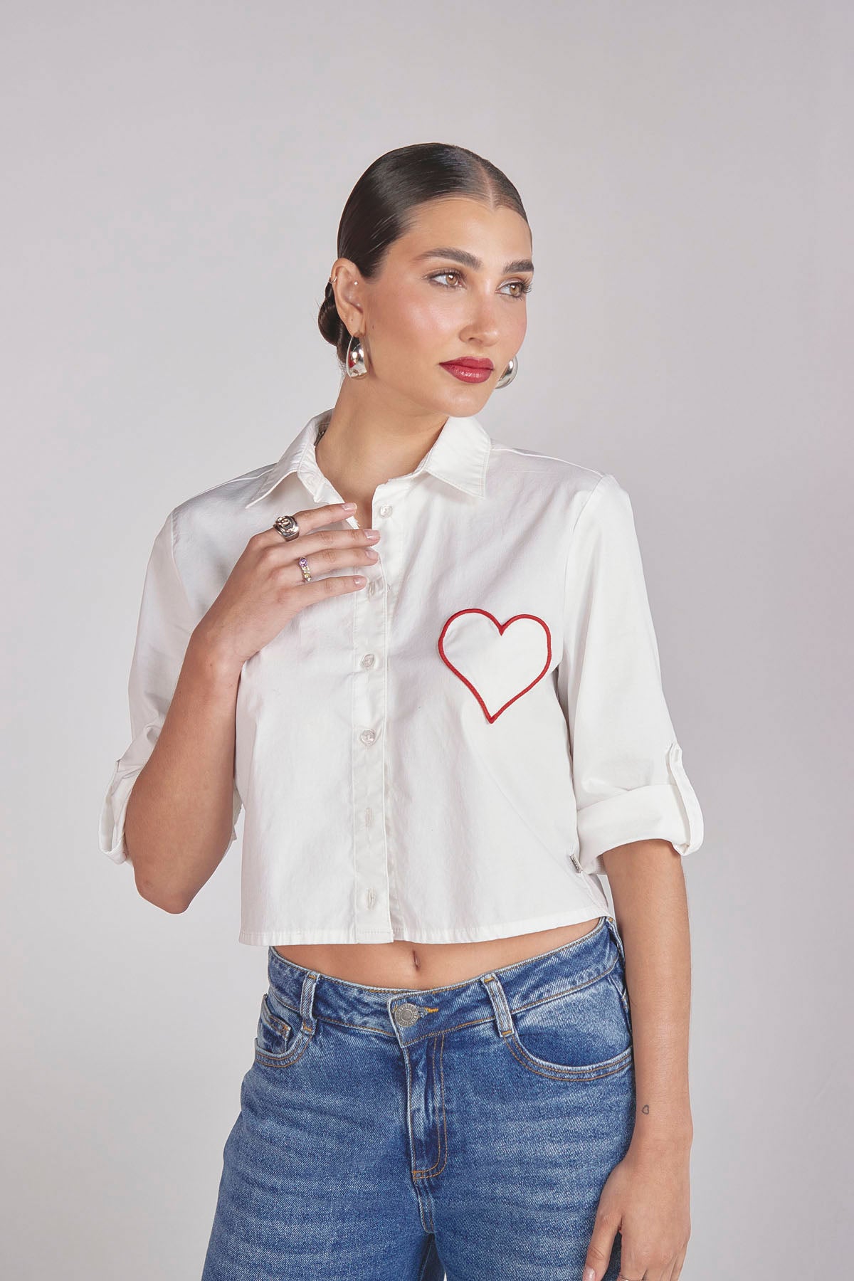 Camisa marfil con bolsillo corazón para mujer
