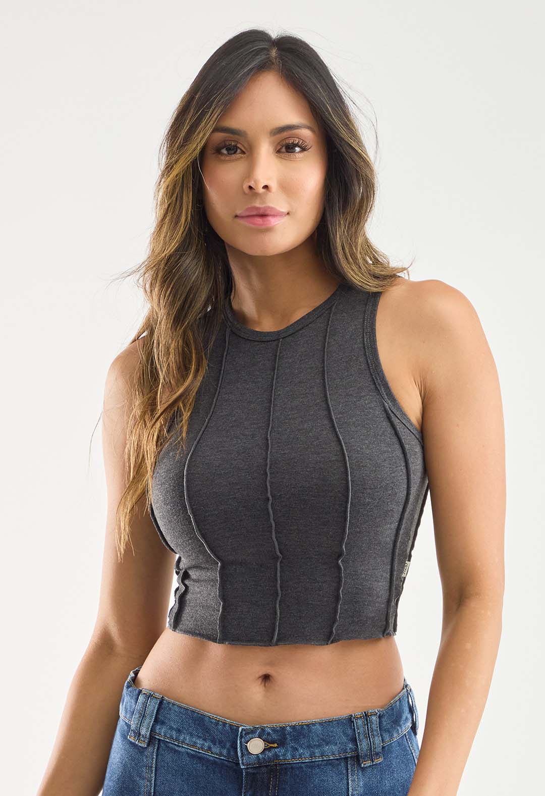Camiseta gris oscuro con filetes expuestos para mujeres