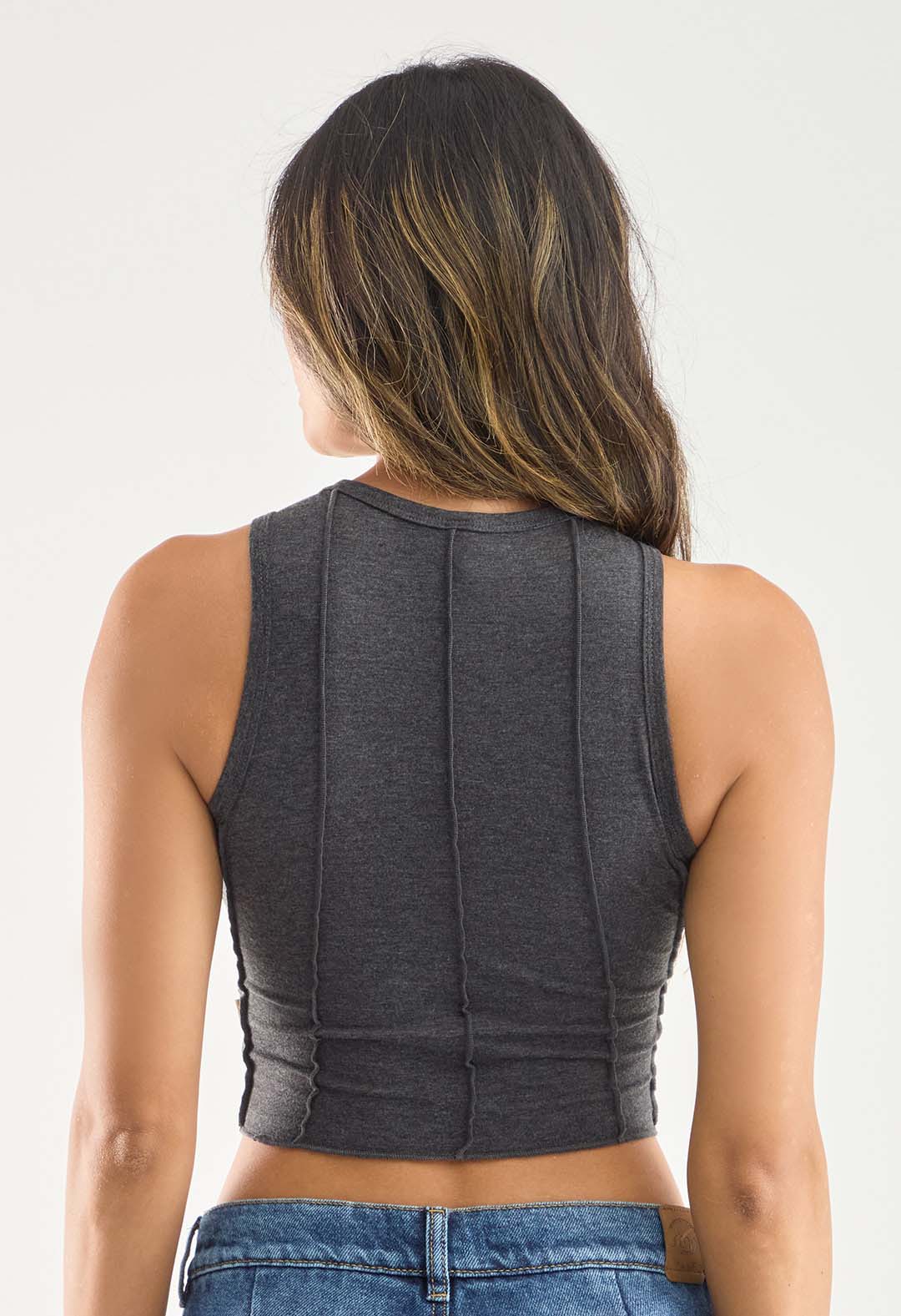 Camiseta gris oscuro con filetes expuestos para mujeres