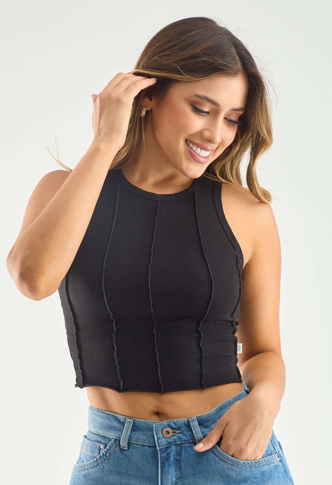 Camiseta negra con filetes expuestos para mujeres