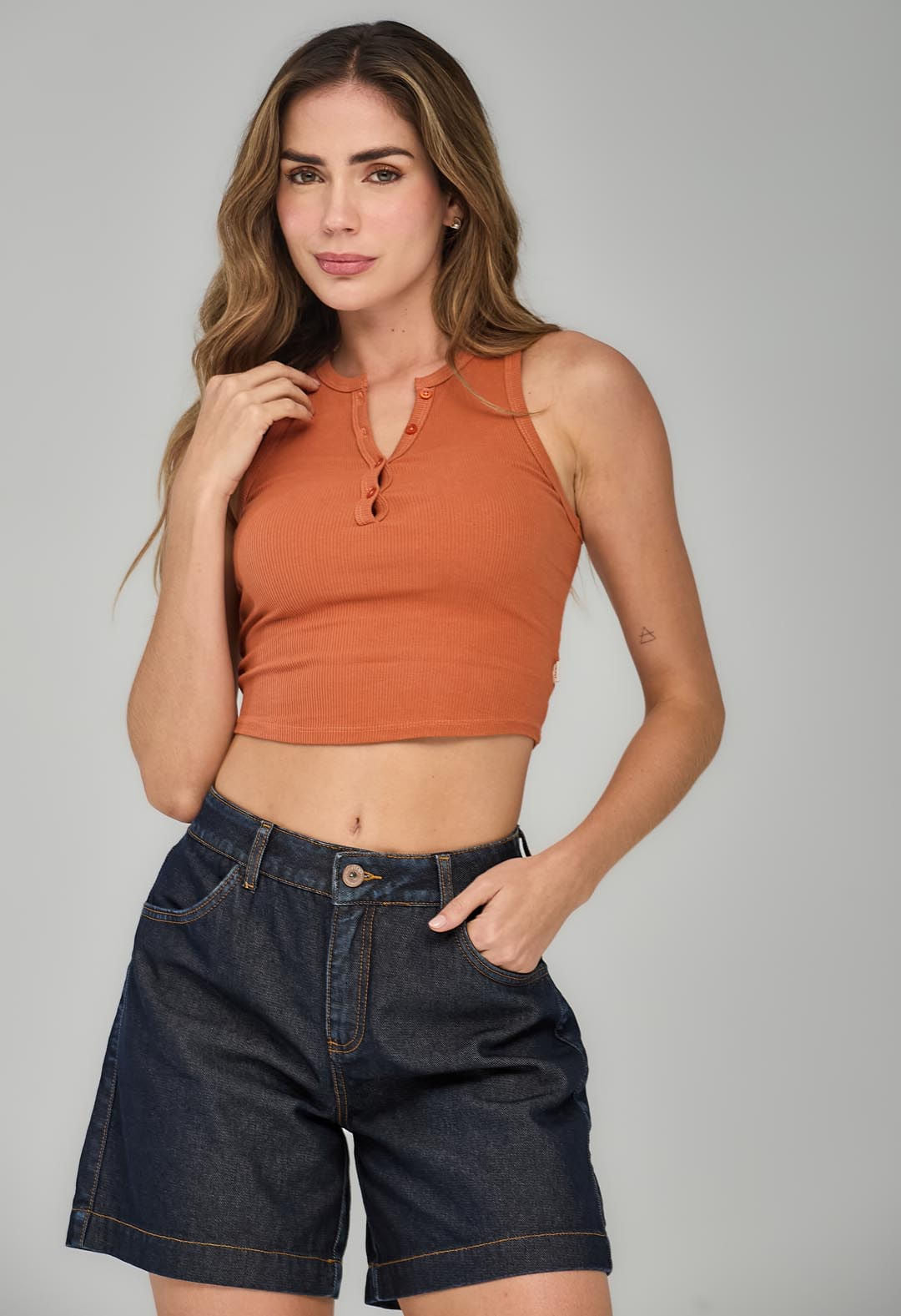 Camiseta terracota con botones para mujeres