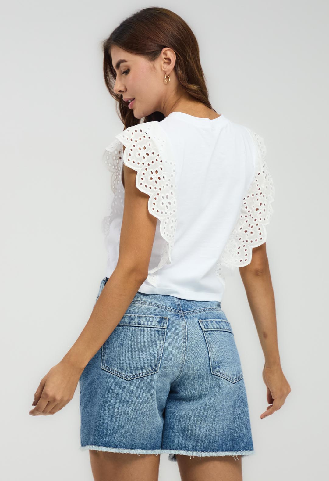 Camiseta blanca cuello redondo para mujeres