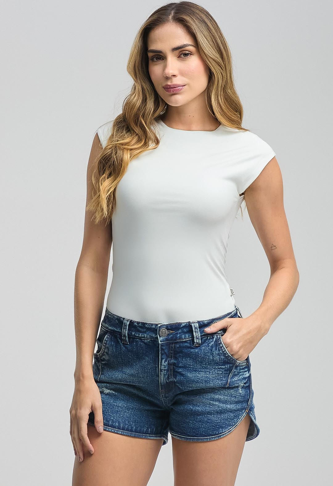 Camiseta marfil con drapeado para mujeres
