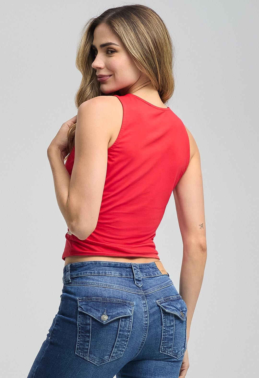 Camiseta roja con drapeado para mujeres