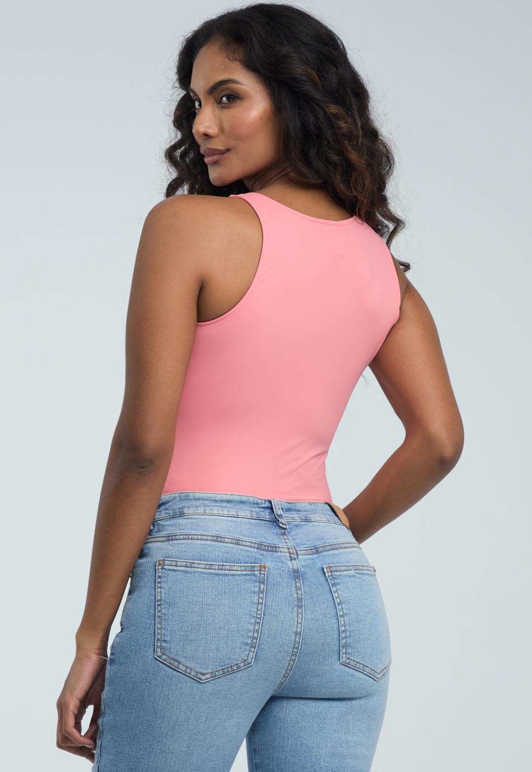 Camiseta coral con argolla para mujeres