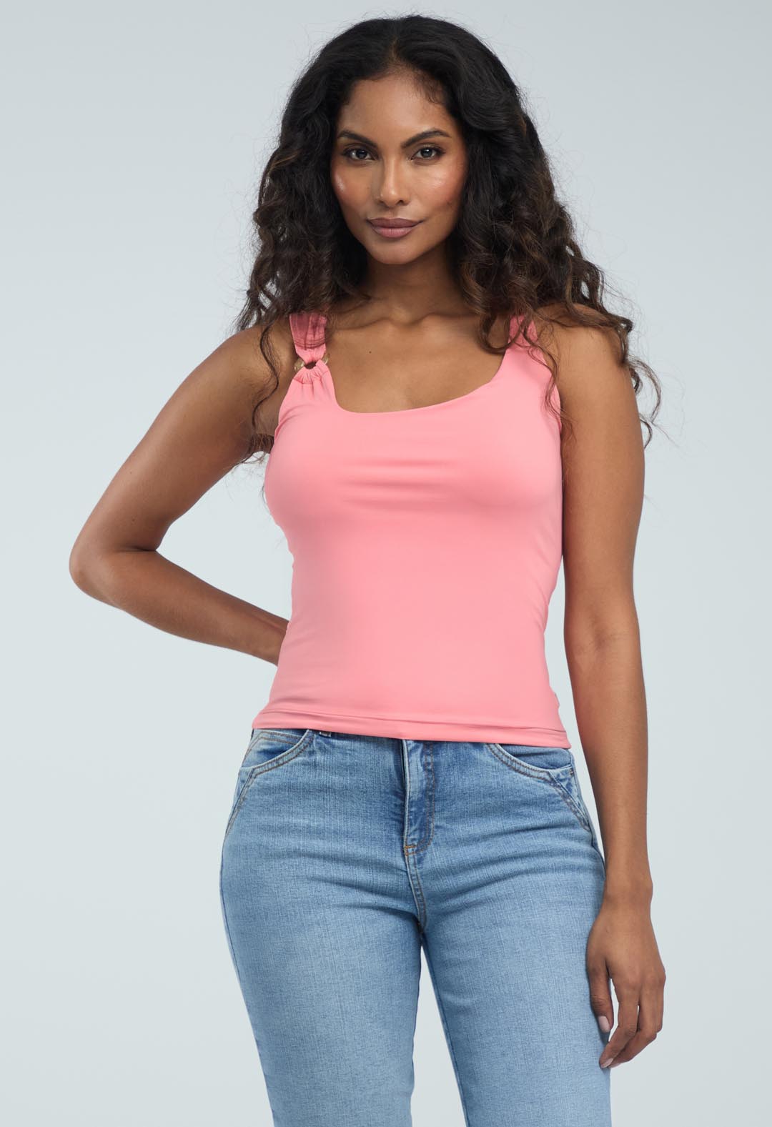 Camiseta coral con argolla para mujeres