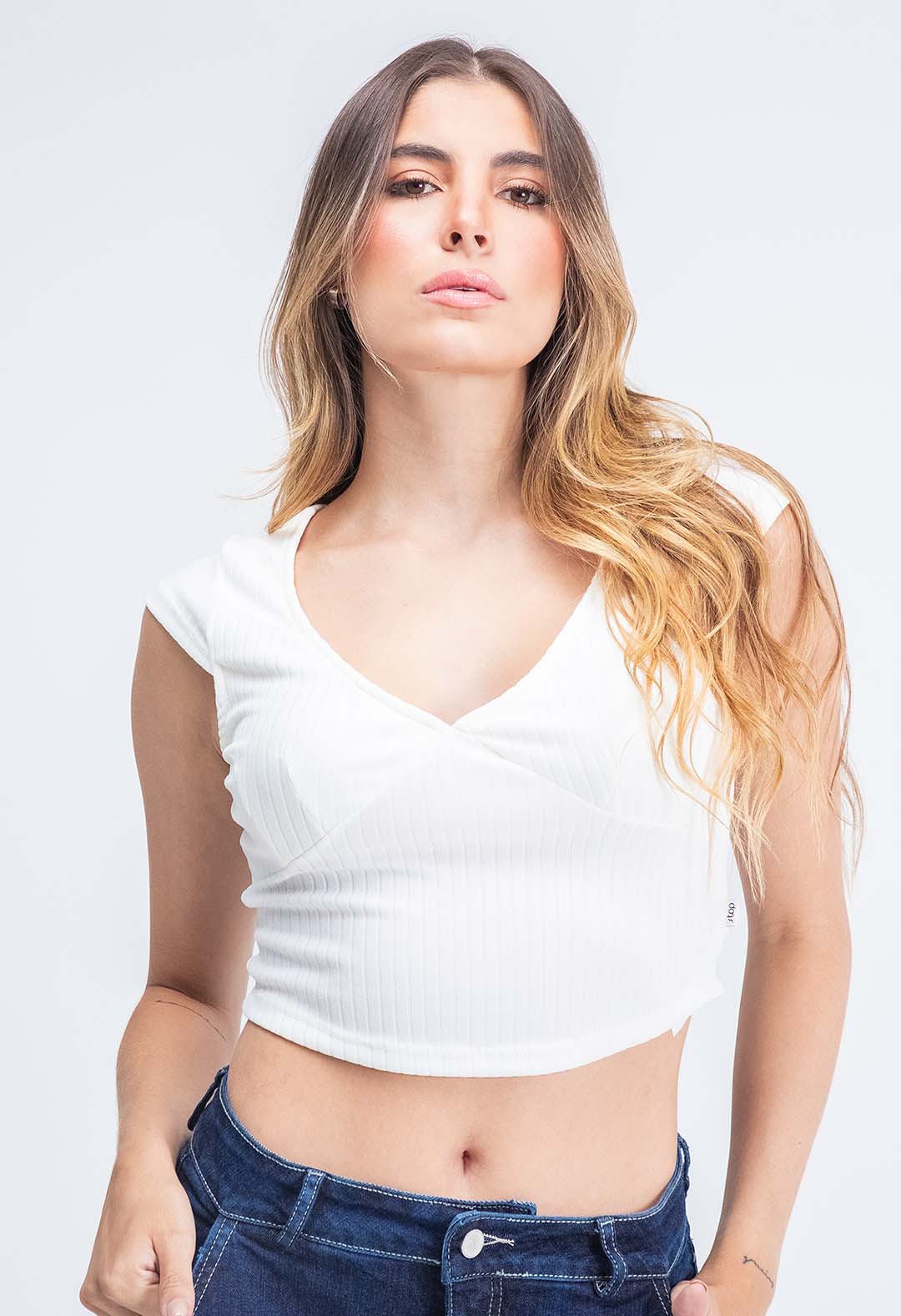 Camiseta marfil con corte en pecho para mujeres