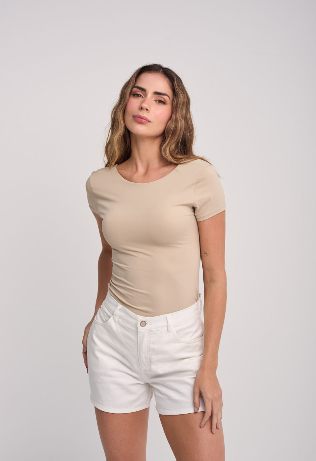 Camiseta arena espalda escotada para mujeres