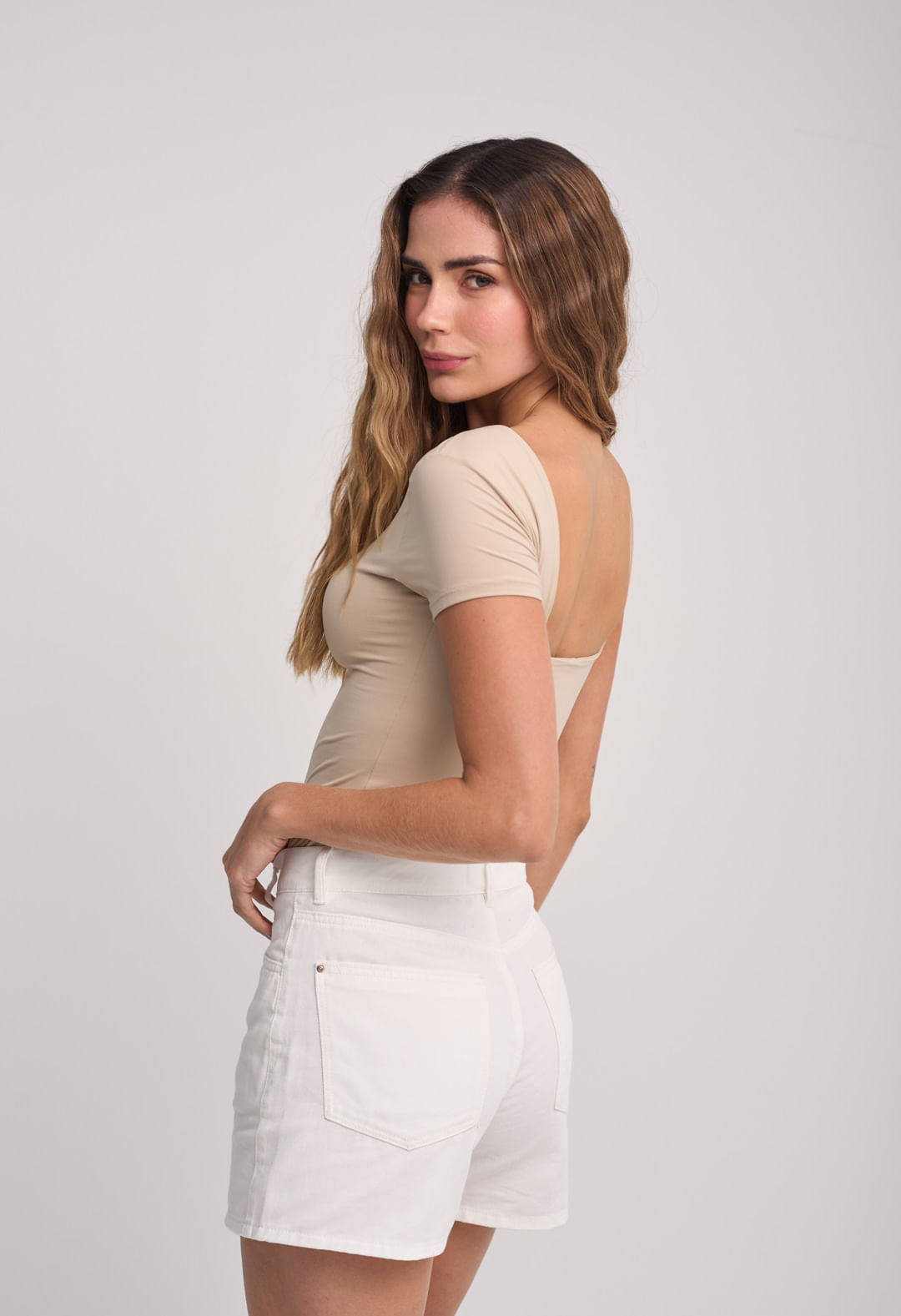 Camiseta arena espalda escotada para mujeres