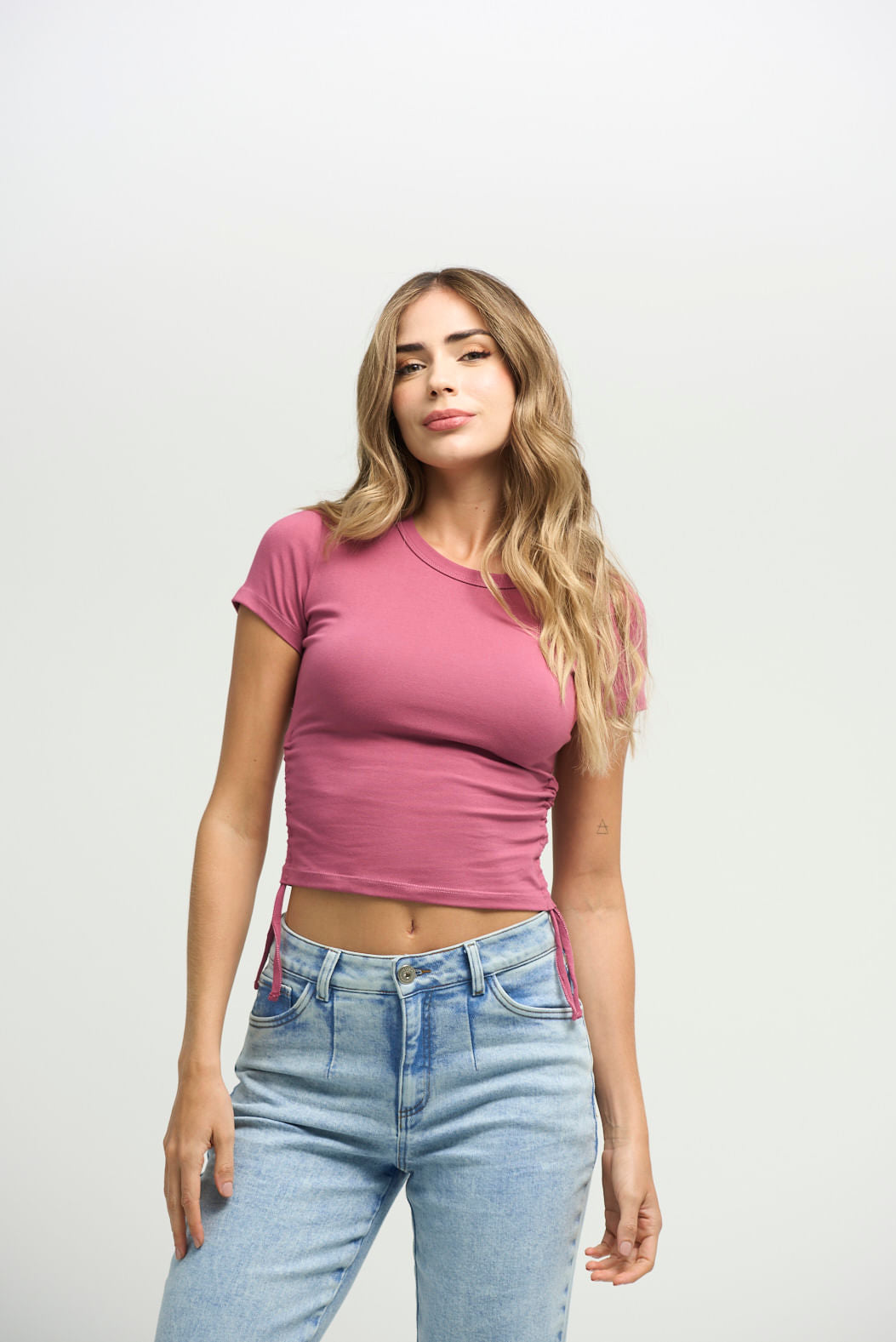 Camiseta magenta con jaretas para mujeres
