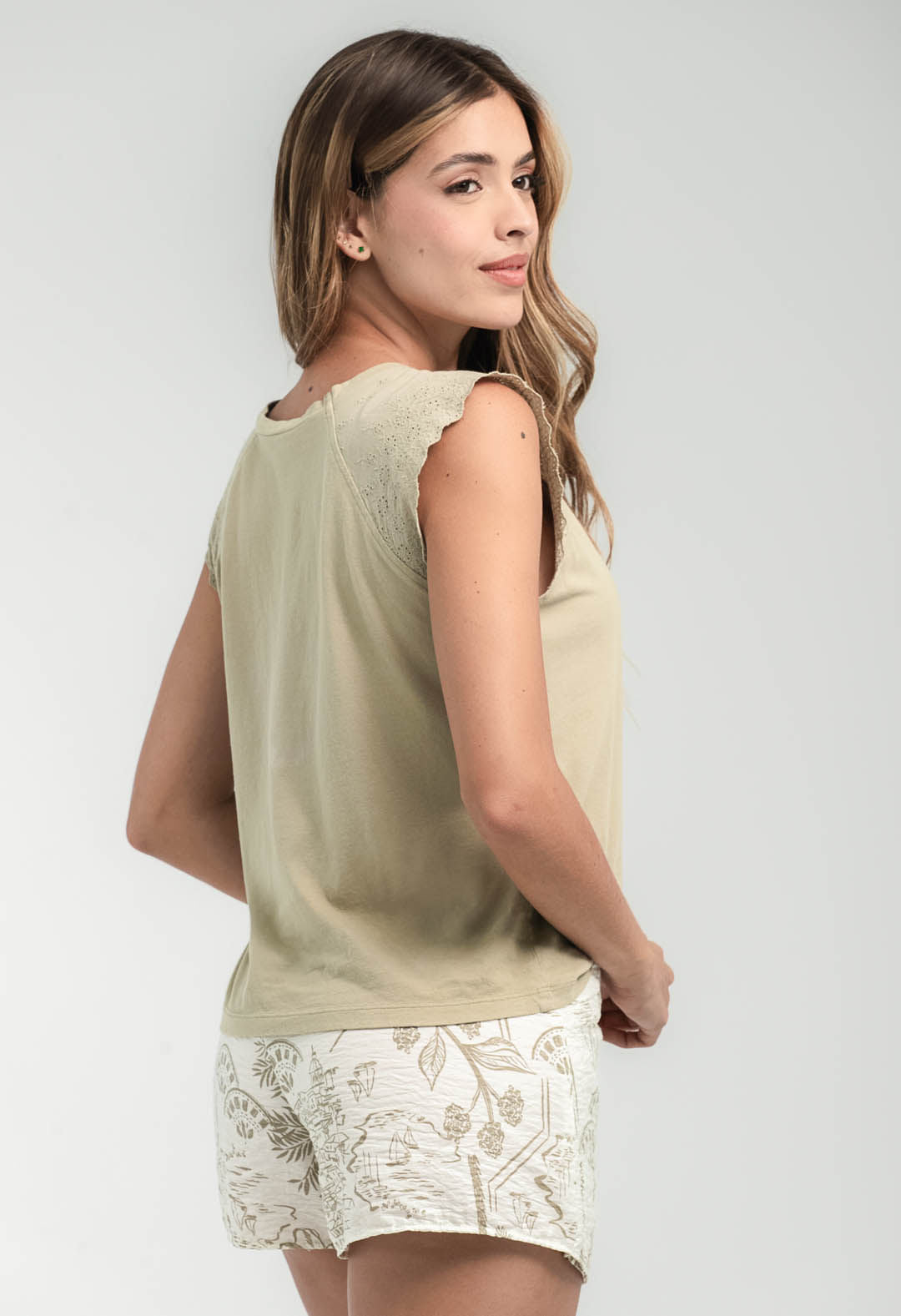 Camiseta verde en ojalillo para mujeres