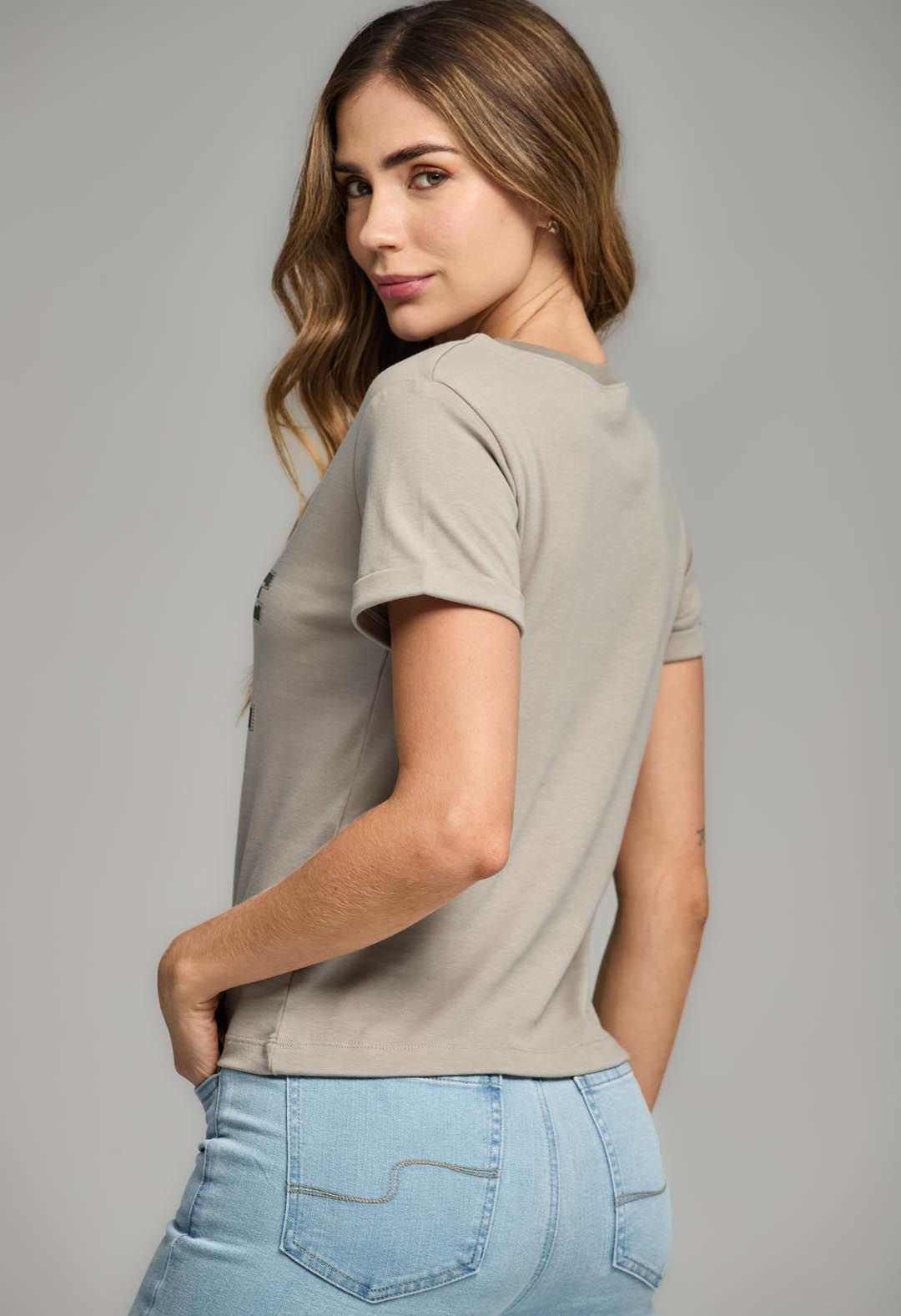 Camiseta gris cuello en rib para mujeres