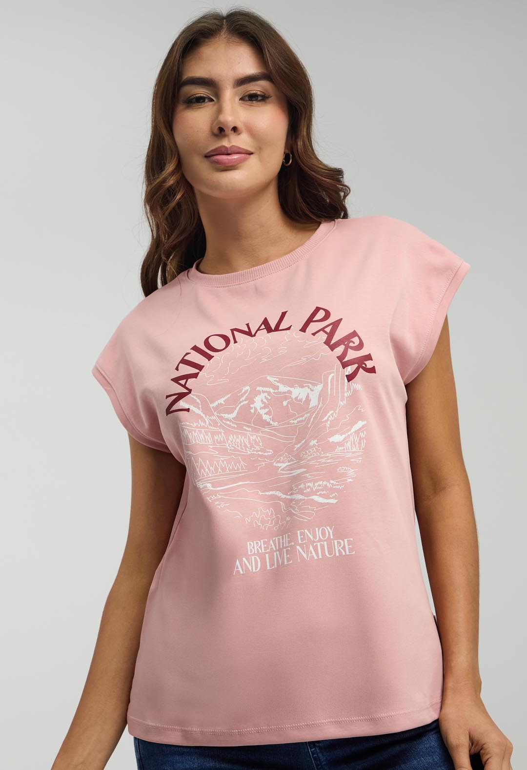 Camiseta rosa viejo manga rodada para mujeres