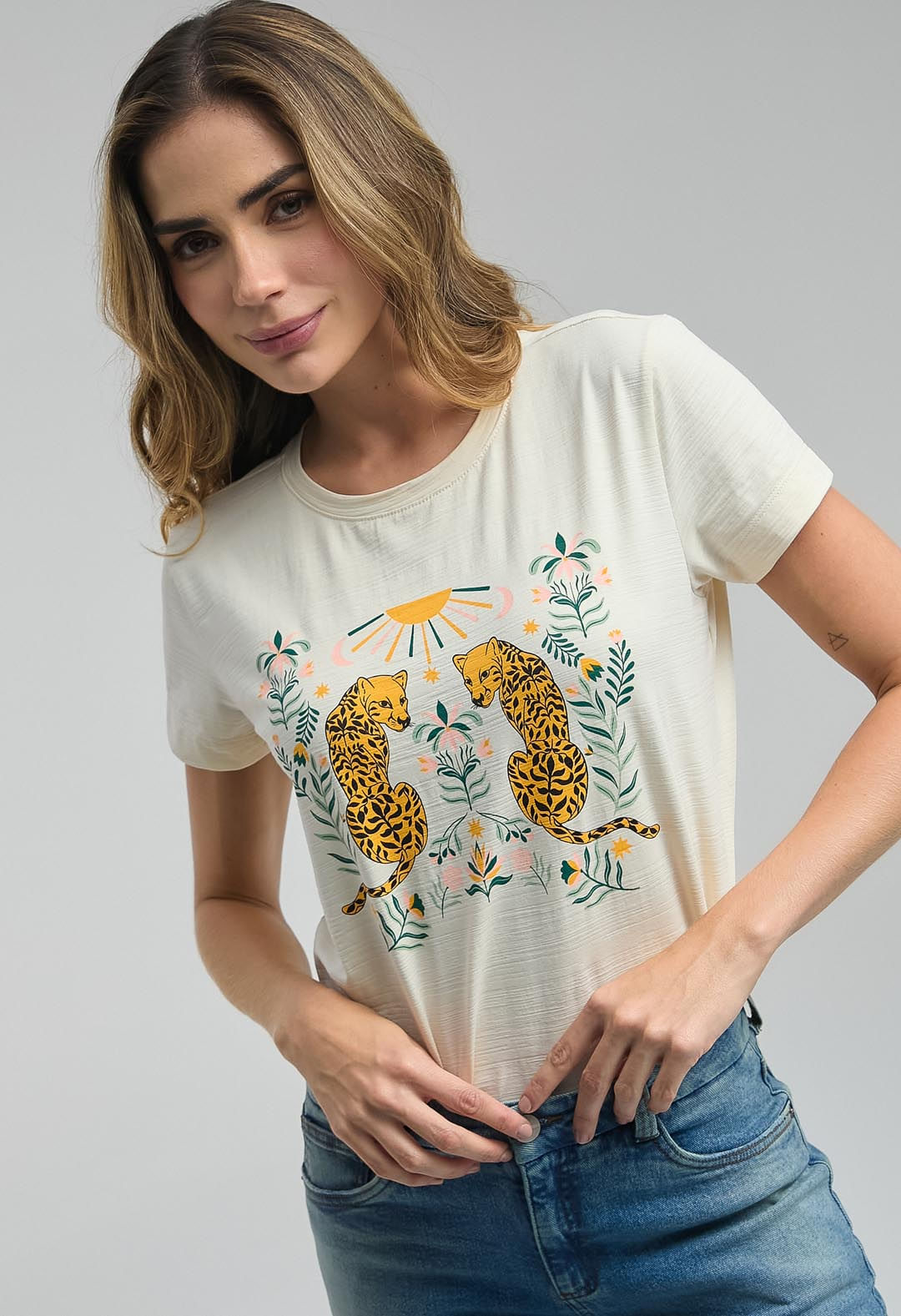 Camiseta marfil con abertura en costados para mujeres