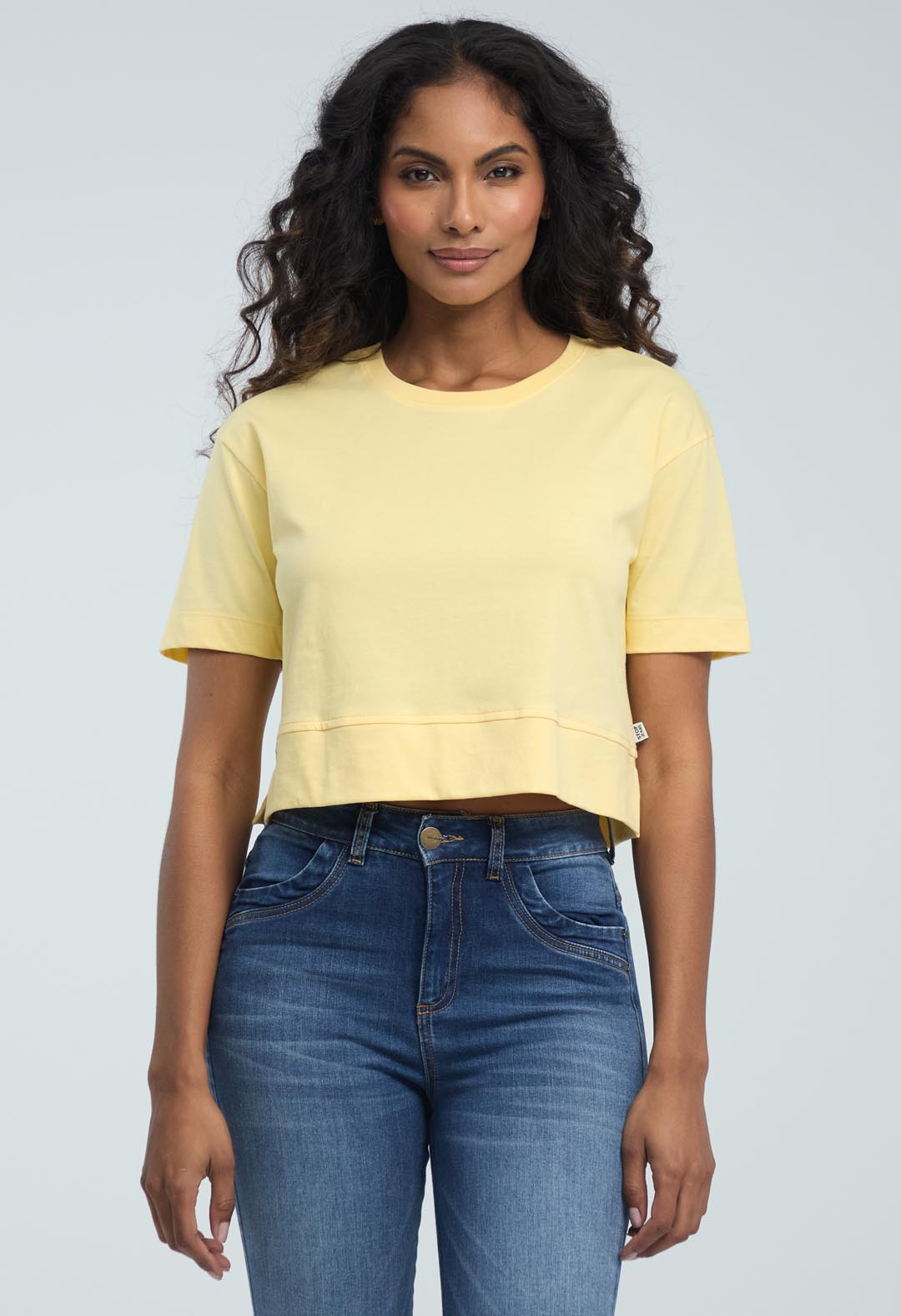 Camiseta amarillo pastel con abertura para mujeres