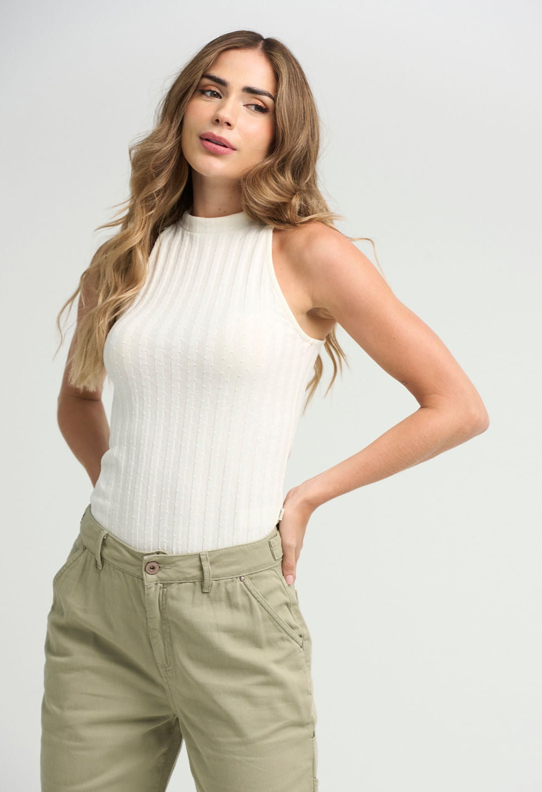 Camiseta marfil con cuello alto para mujeres 