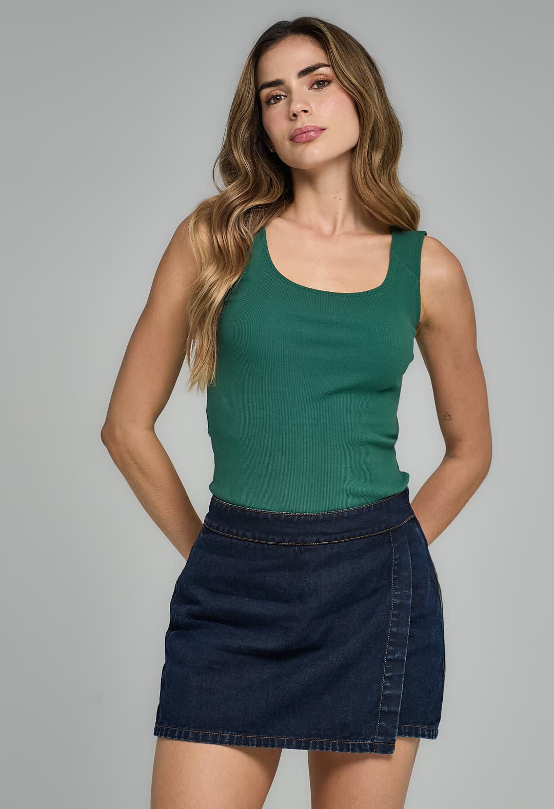 Camiseta en rib verde botella ajustada para mujeres