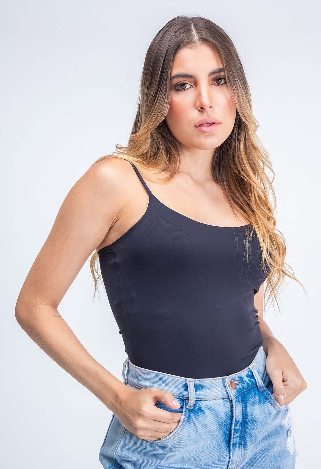 Camiseta negra básica de tiras para mujeres