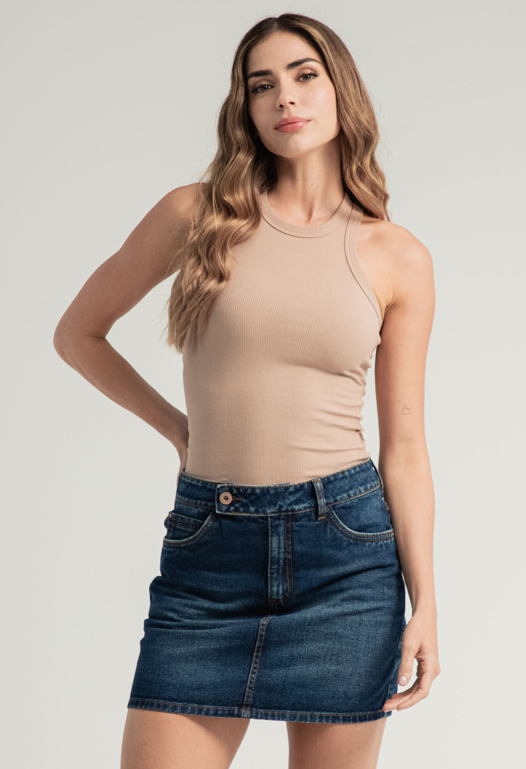 Camiseta café básica en rib para mujeres