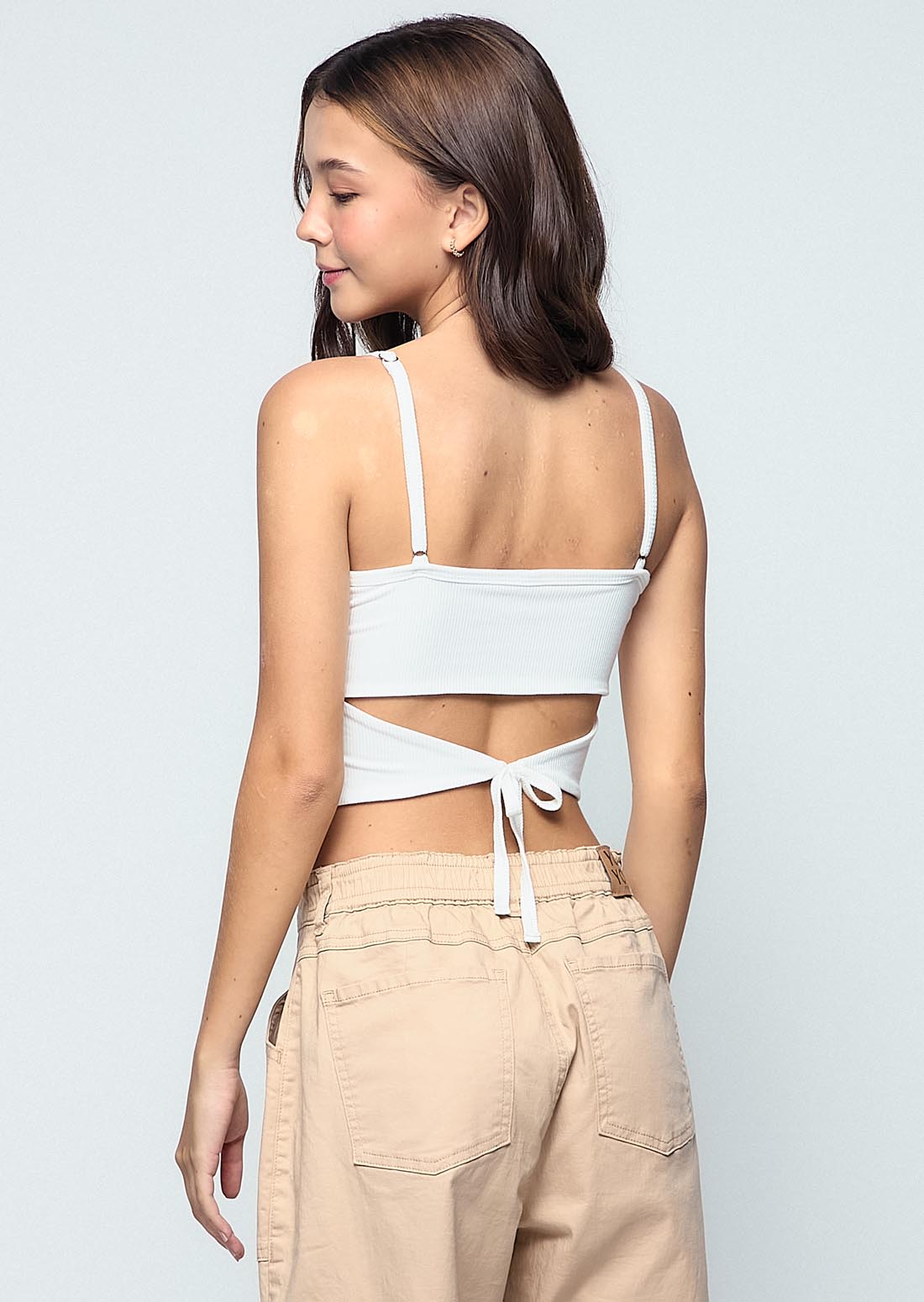 Camiseta marfil con amarre en espalda para jóvenes