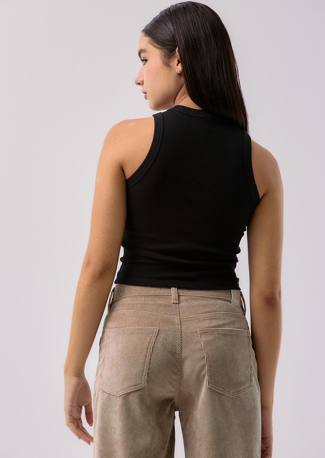 Camiseta negra aplique en cuello para adolescentes
