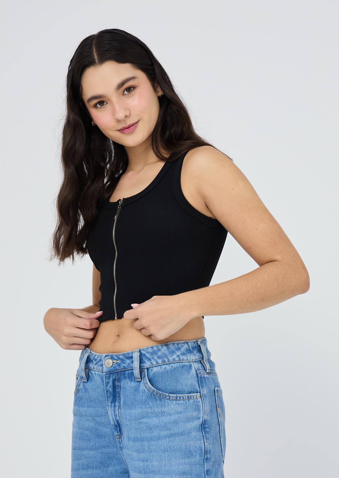 Camiseta negra con cierre en frente para jóvenes