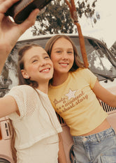 Camiseta crop mostaza estampada para niñas