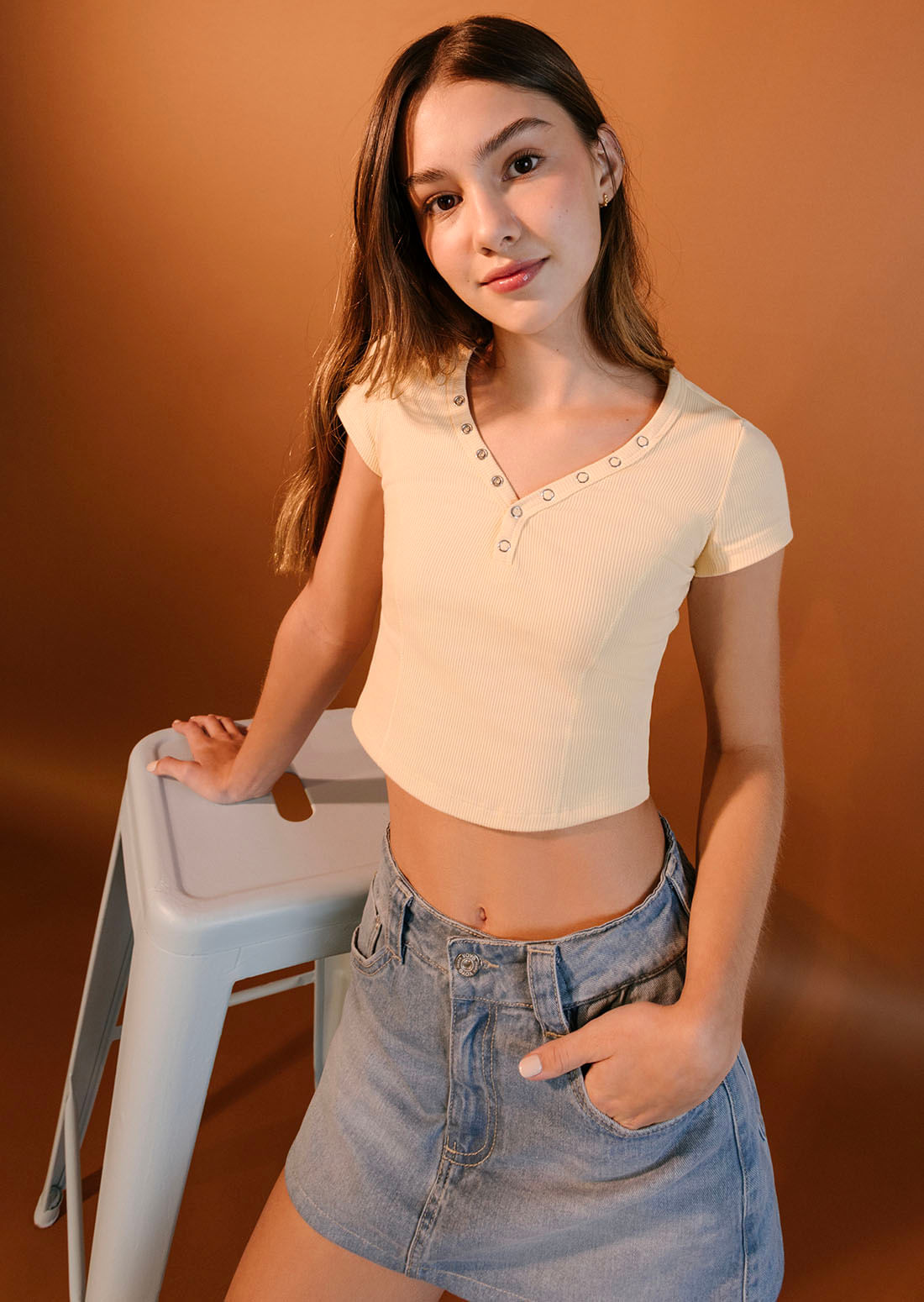 Camiseta amarillo pastel con broches para adolescentes