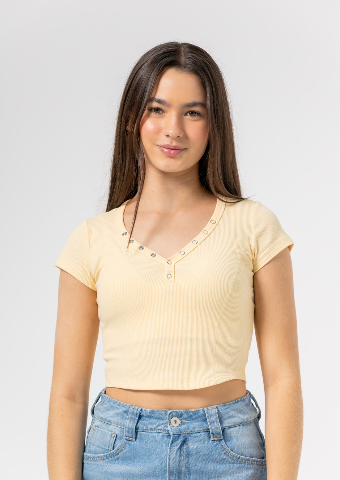 Camiseta amarillo pastel con broches para adolescentes