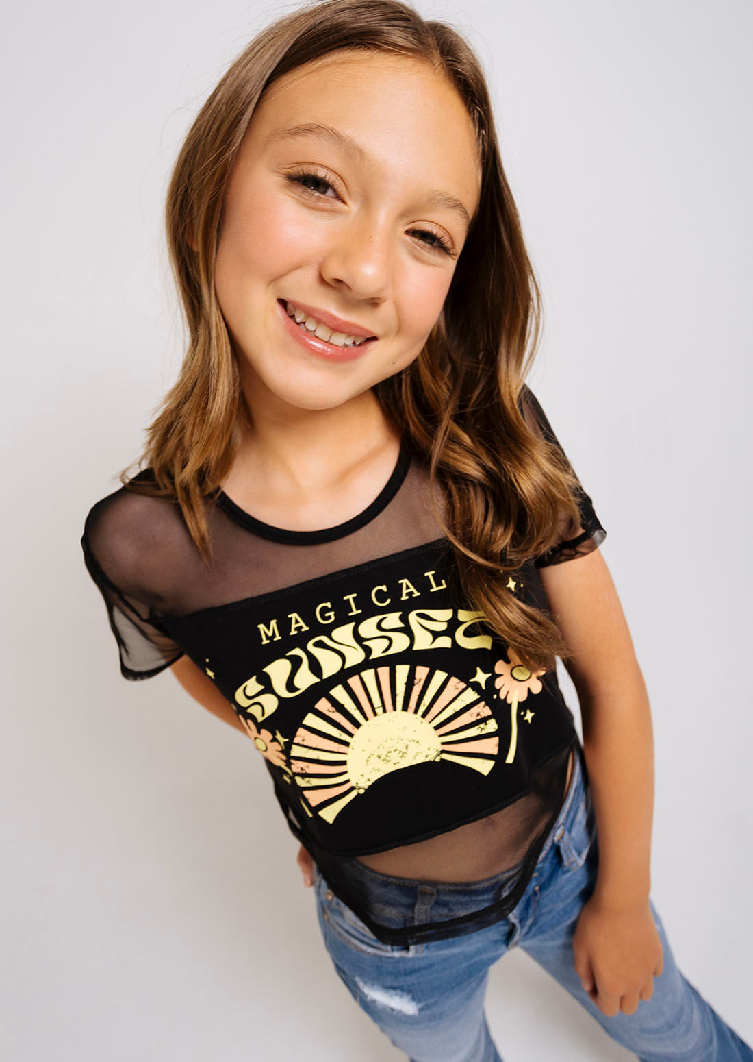 Camiseta negra con cortes en malla para niñas