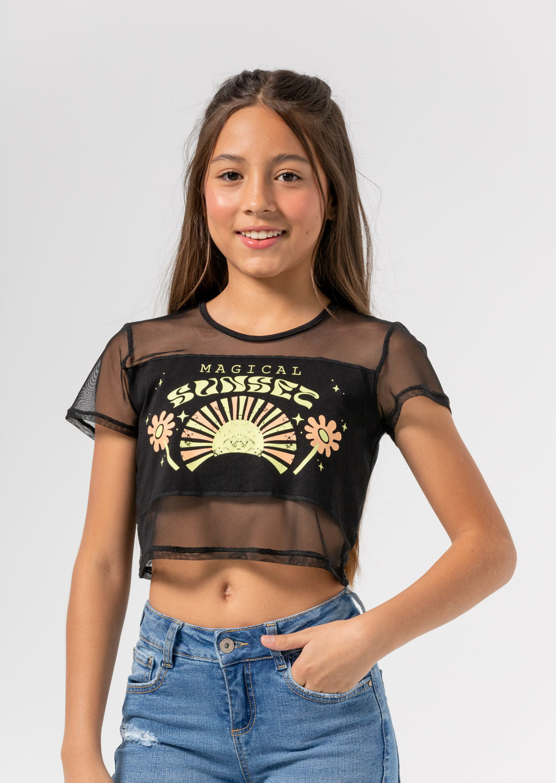 Camiseta negra con cortes en malla para niñas