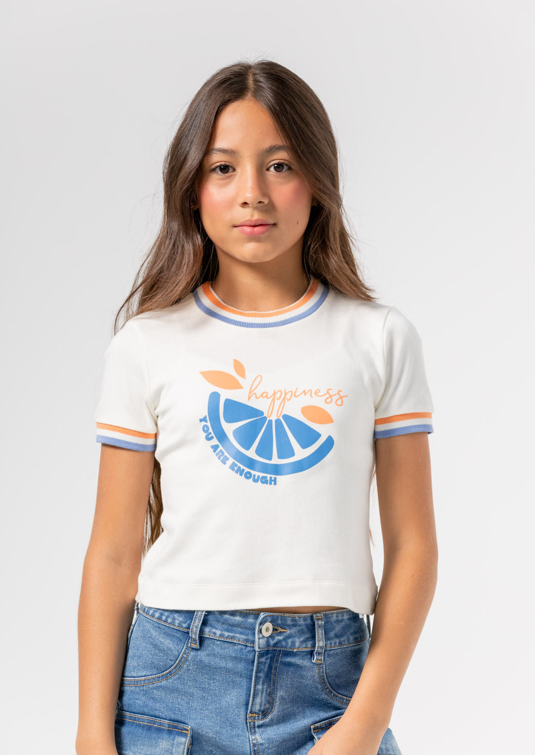 Camiseta marfil con rectilíneos en cuello para niñas