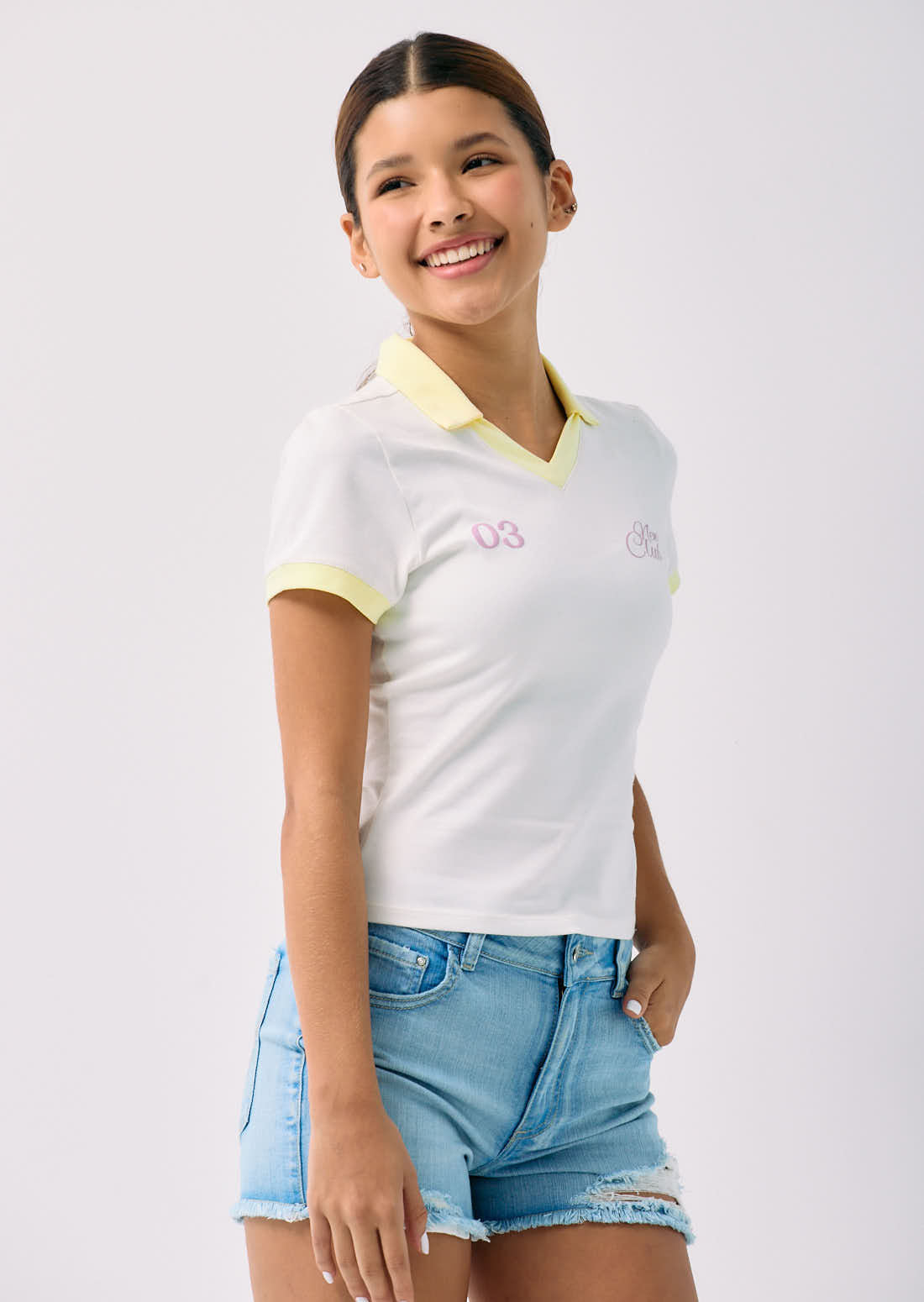 Camiseta marfil cuello en contraste para jóvenes