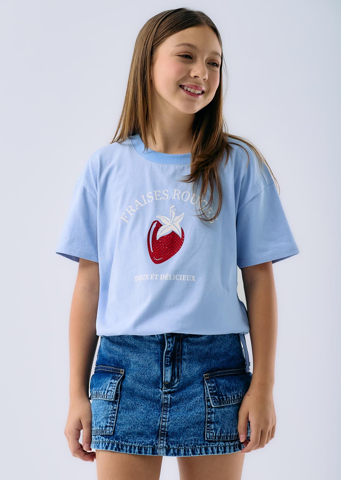 Camiseta azul claro anudada en costado para niñas