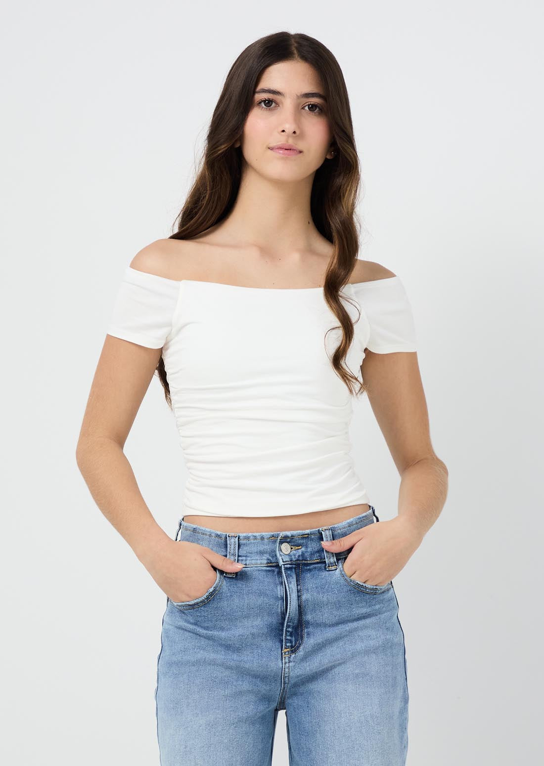 Camiseta marfil con recogido en costado para jóvenes