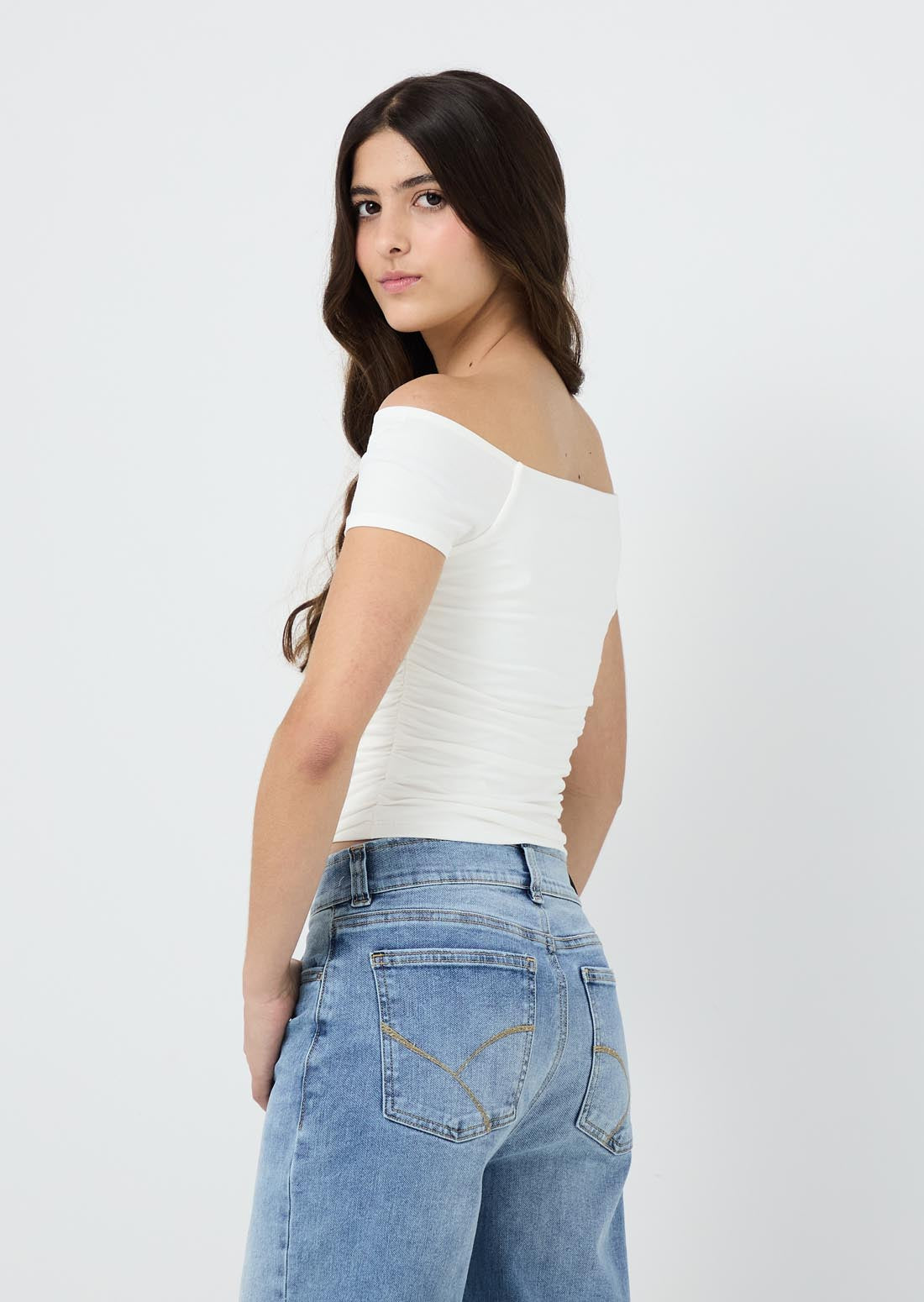 Camiseta marfil con recogido en costado para jóvenes