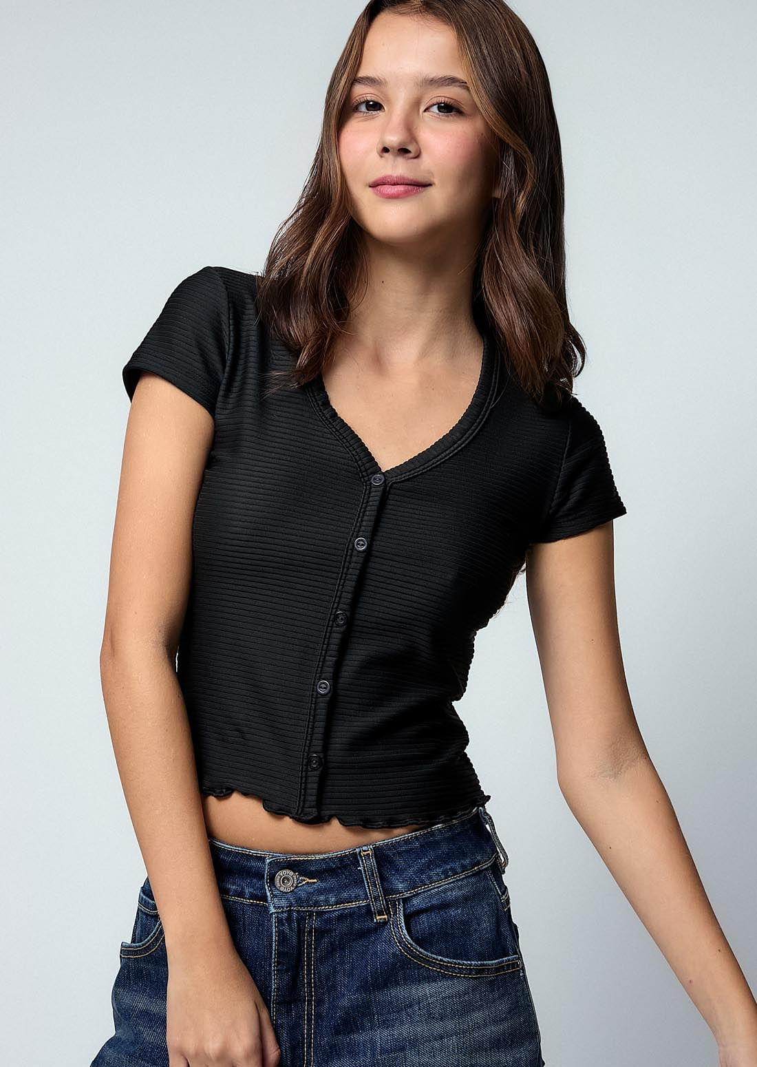Camiseta negra con botones para adolescentes