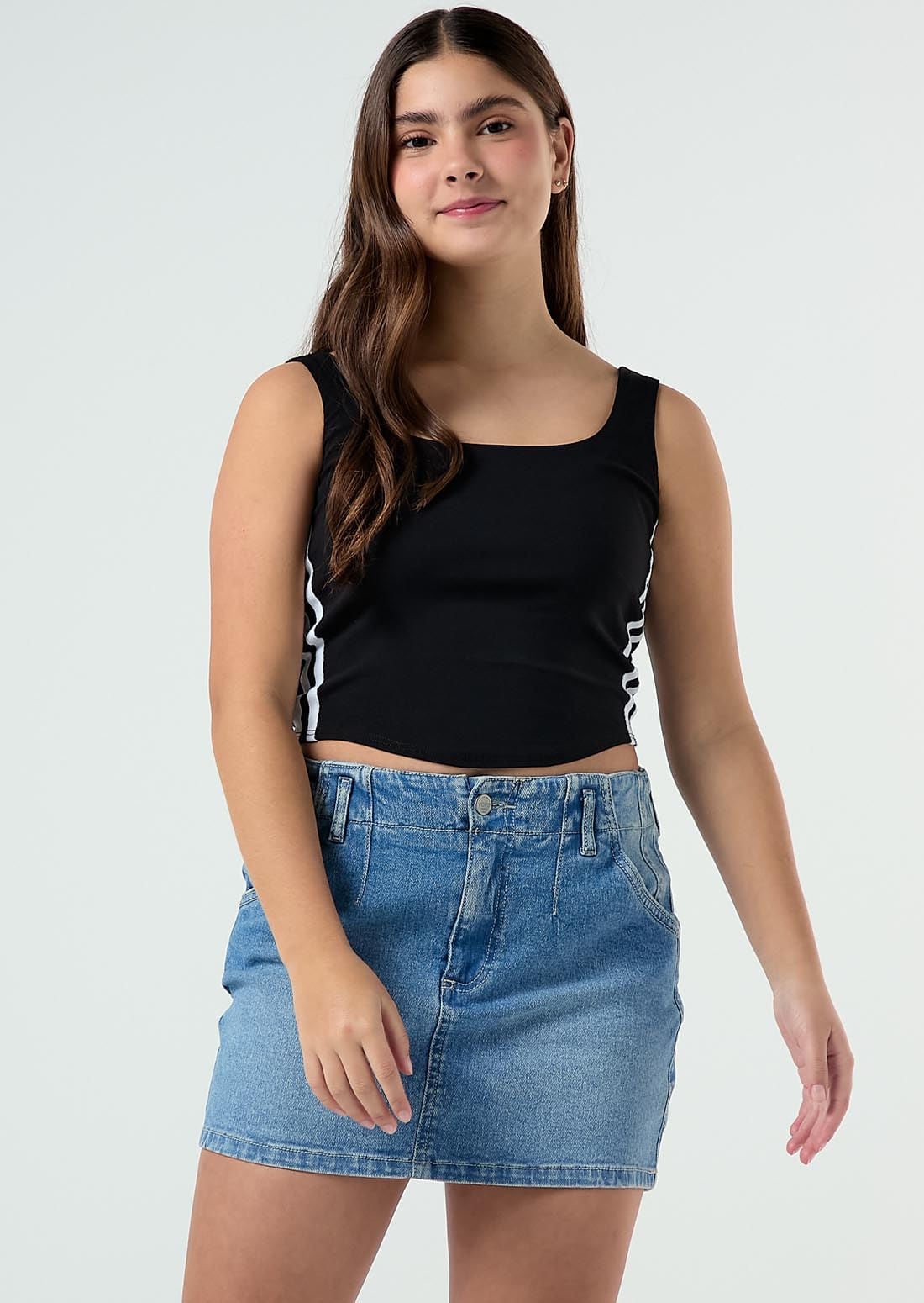 Blusa negra con sesgos aéreos para jóvenes