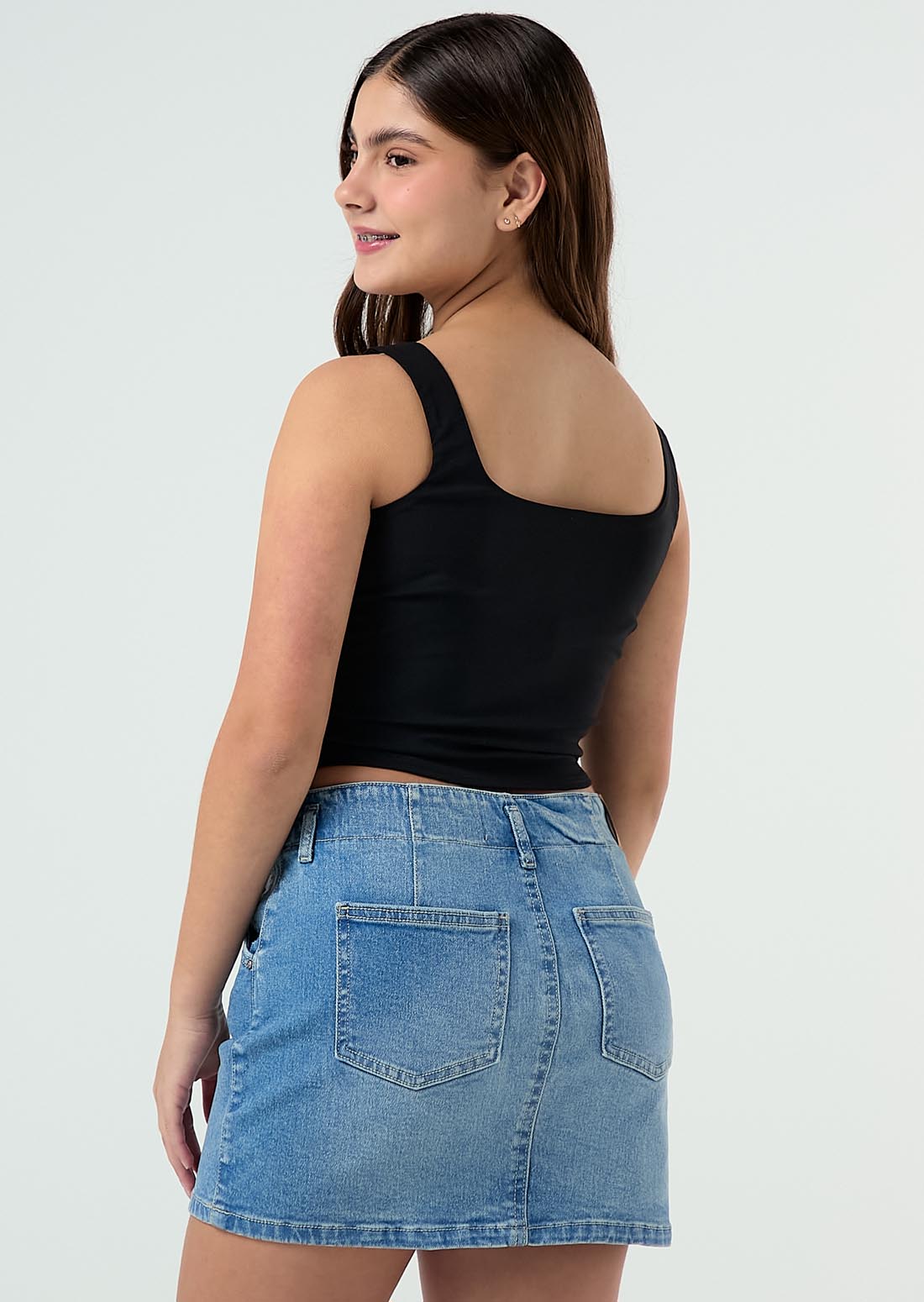 Blusa negra con sesgos aéreos para jóvenes