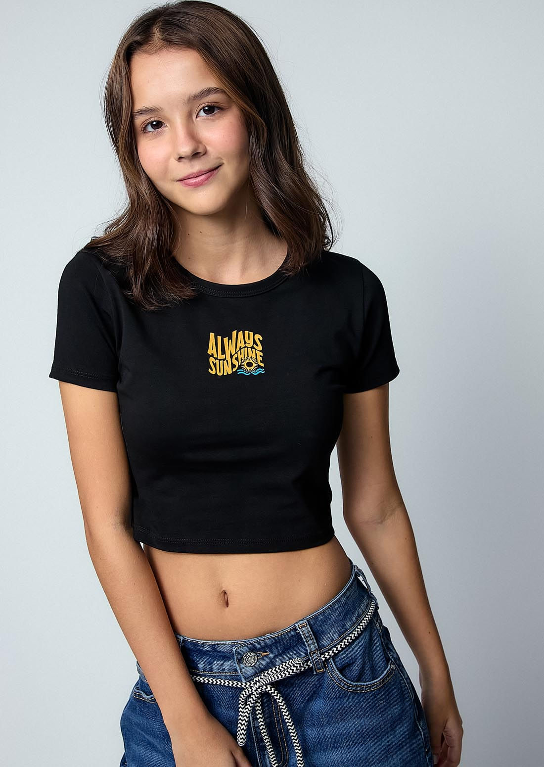 Camiseta negra frente estampado para jóvenes