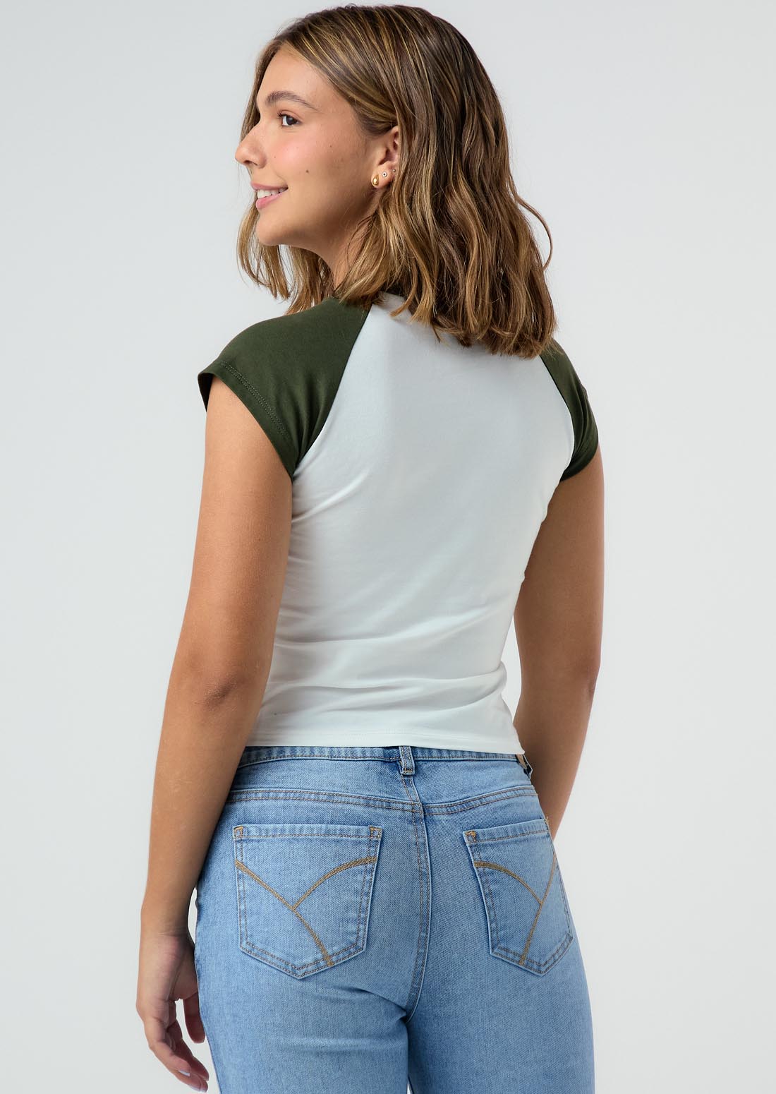 Camiseta marfil mangas en contraste para jóvenes