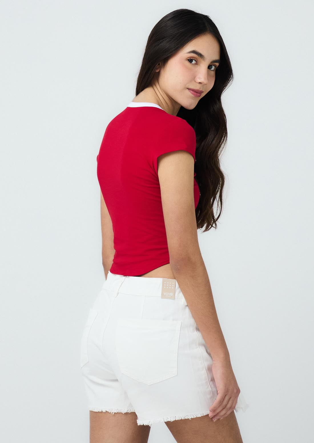Camiseta roja con cuello en contraste para jóvenes