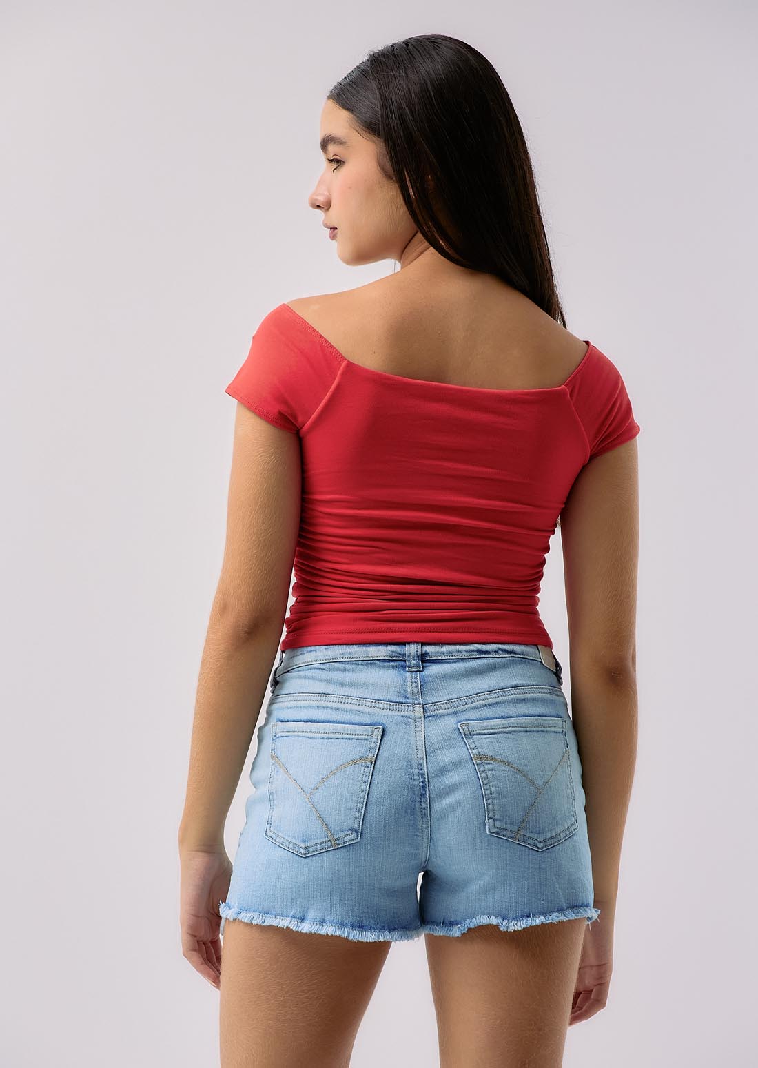 Camiseta roja recogida en costados para jóvenes