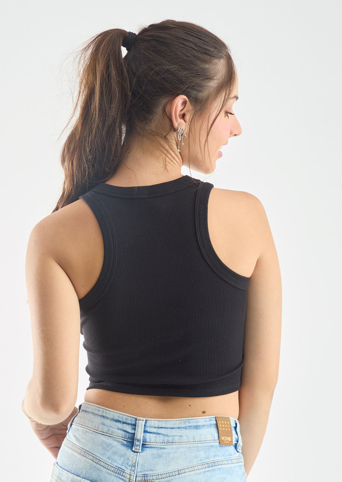 Camiseta negra básica y fondo entero para jóvenes